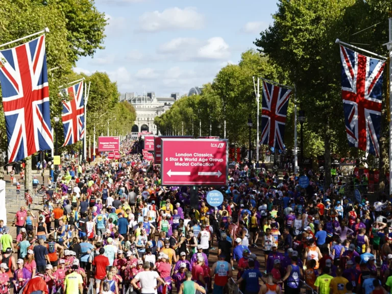Corredor da Maratona de Londres morre após desmaiar durante prova