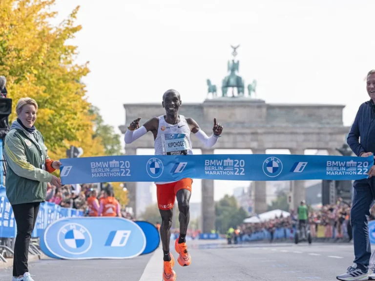Eliud Kipchoge bate próprio recorde mundial na maratona de Berlim neste domingo